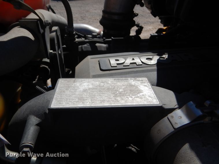 image for item ET9183 2017 Peterbilt 579  semi truck