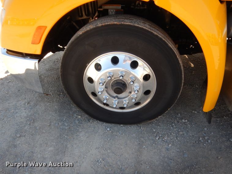 image for item ET9183 2017 Peterbilt 579  semi truck