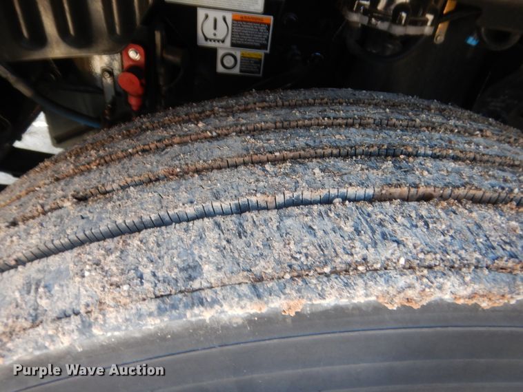 image for item ET9183 2017 Peterbilt 579  semi truck