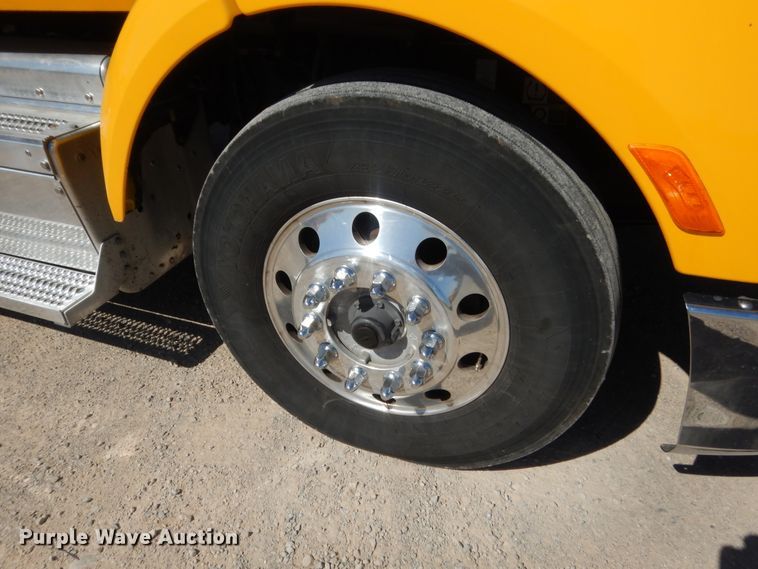 image for item ET9183 2017 Peterbilt 579  semi truck