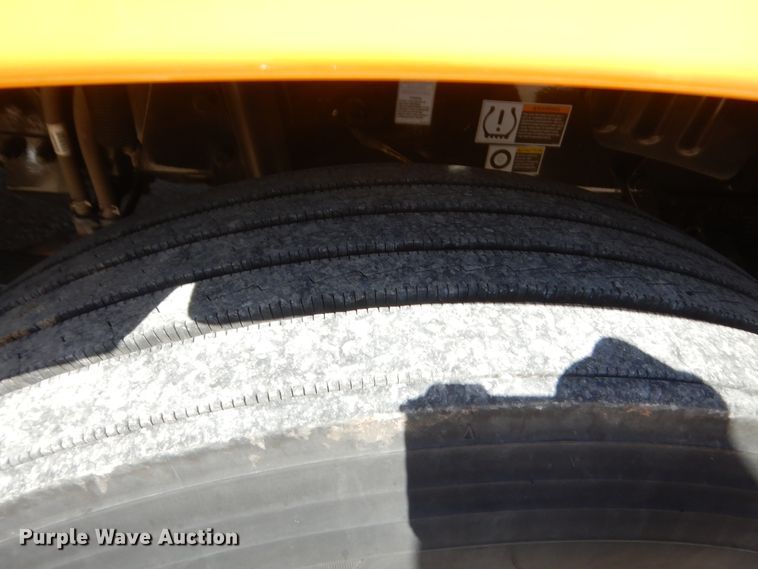 image for item ET9183 2017 Peterbilt 579  semi truck