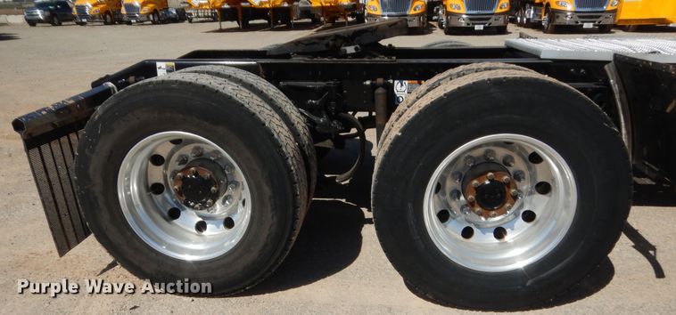 image for item ET9183 2017 Peterbilt 579  semi truck