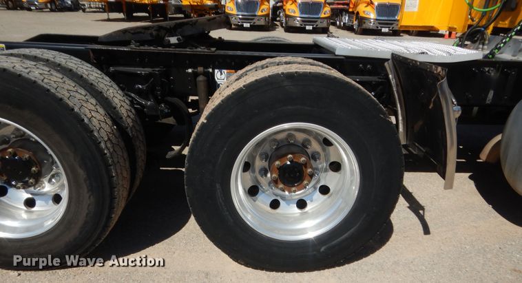 image for item ET9183 2017 Peterbilt 579  semi truck