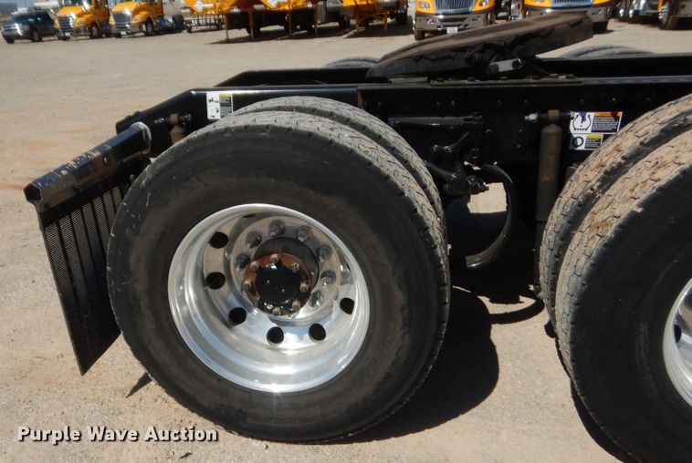 image for item ET9183 2017 Peterbilt 579  semi truck