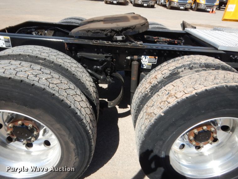 image for item ET9183 2017 Peterbilt 579  semi truck