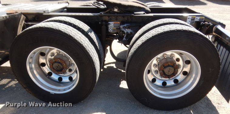 image for item ET9183 2017 Peterbilt 579  semi truck