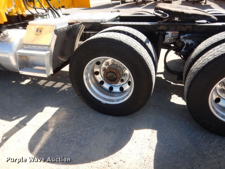 image for item ET9183 2017 Peterbilt 579  semi truck