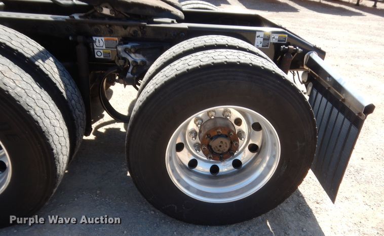 image for item ET9183 2017 Peterbilt 579  semi truck