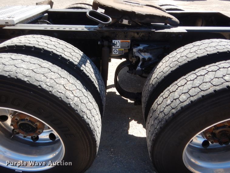 image for item ET9183 2017 Peterbilt 579  semi truck