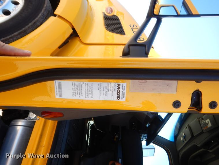 image for item ET9183 2017 Peterbilt 579  semi truck