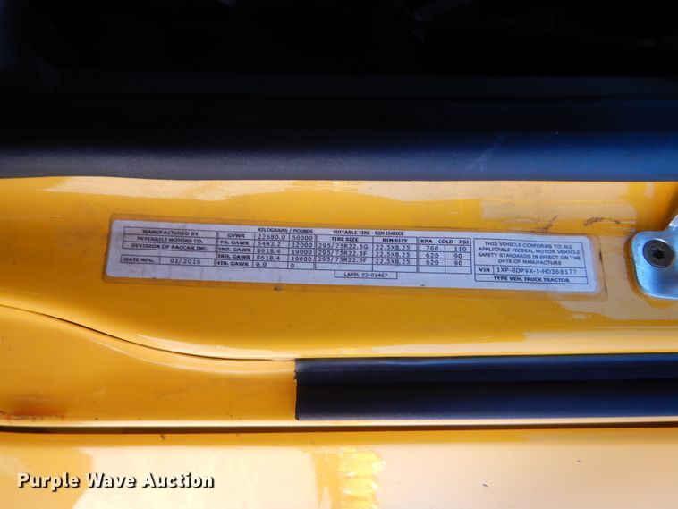 image for item ET9183 2017 Peterbilt 579  semi truck