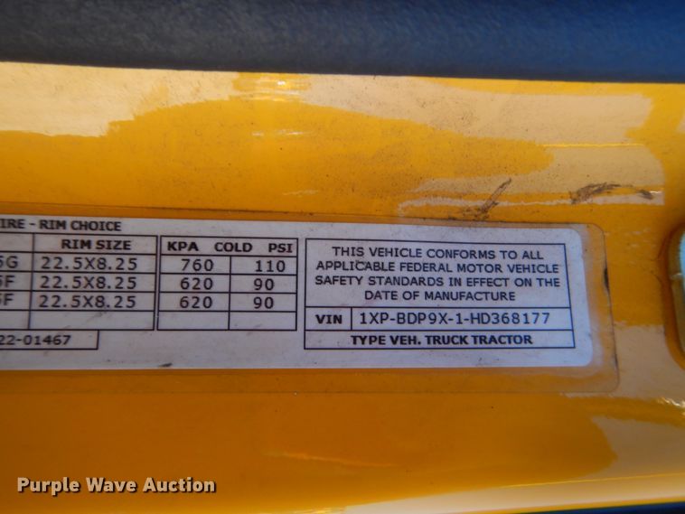 image for item ET9183 2017 Peterbilt 579  semi truck