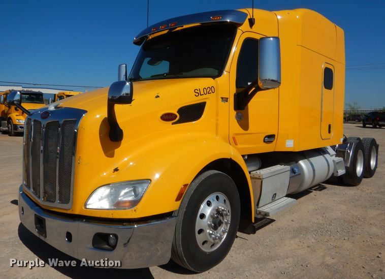 image for item ET9184 2017 Peterbilt 579  semi truck