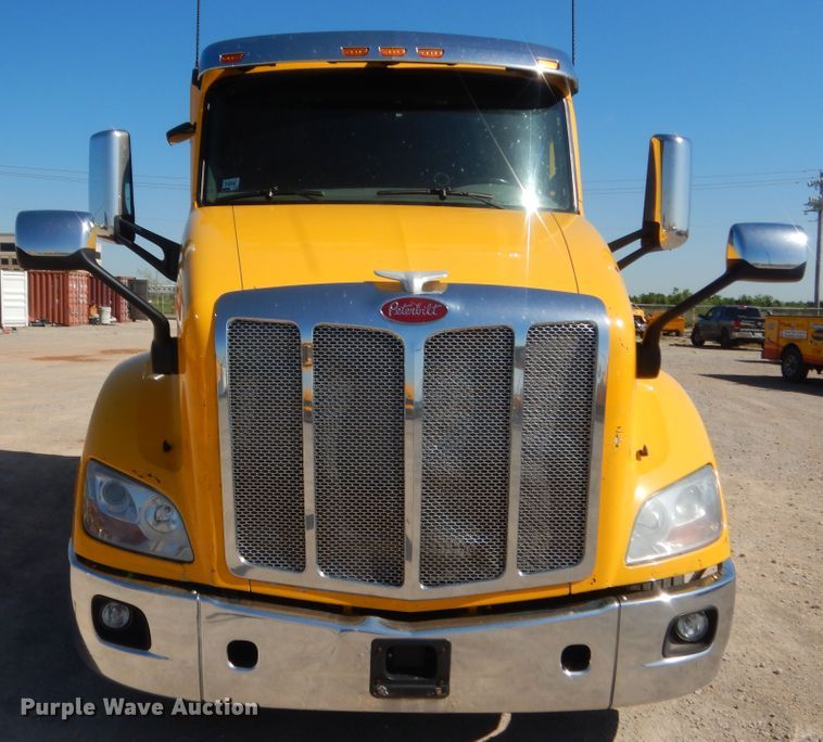 image for item ET9184 2017 Peterbilt 579  semi truck