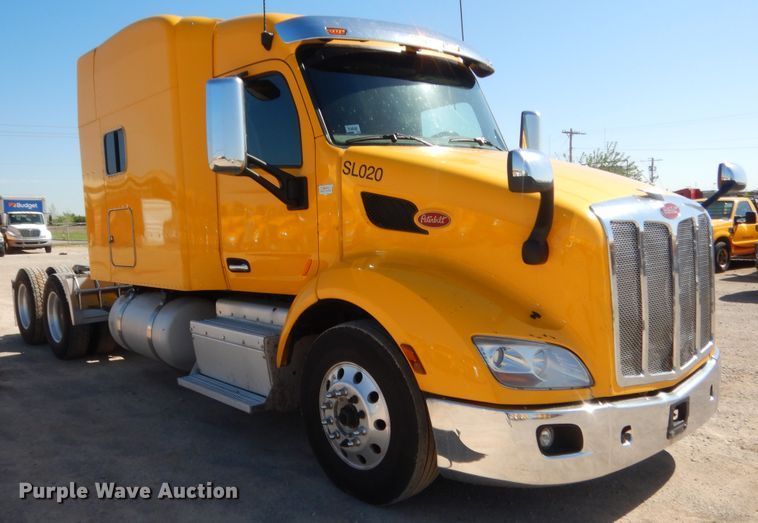 image for item ET9184 2017 Peterbilt 579  semi truck