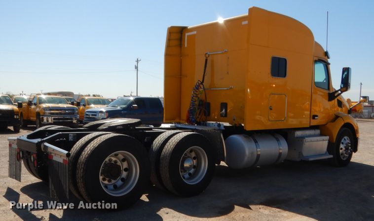image for item ET9184 2017 Peterbilt 579  semi truck