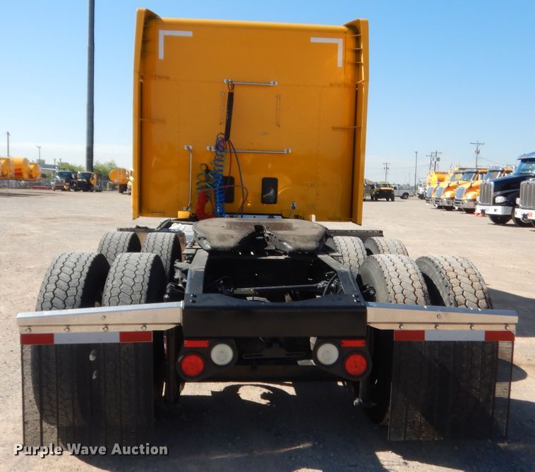 image for item ET9184 2017 Peterbilt 579  semi truck