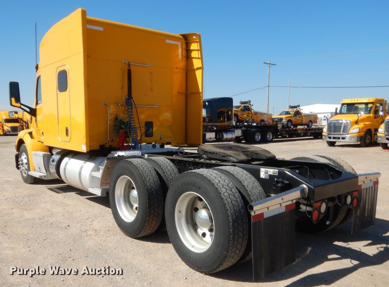image for item ET9184 2017 Peterbilt 579  semi truck