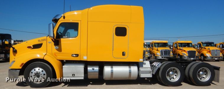 image for item ET9184 2017 Peterbilt 579  semi truck