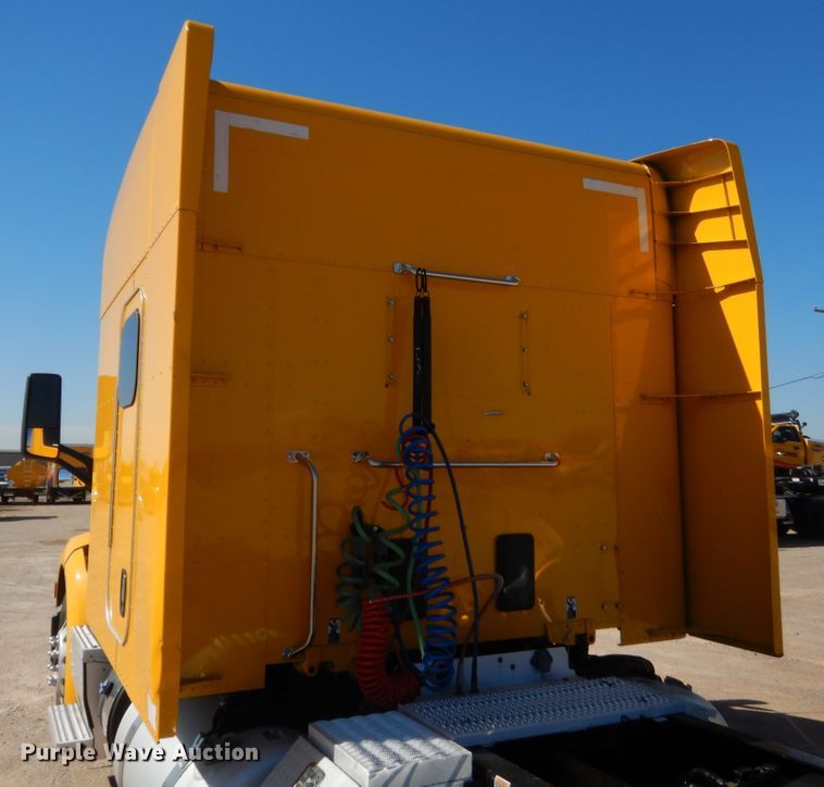 image for item ET9184 2017 Peterbilt 579  semi truck