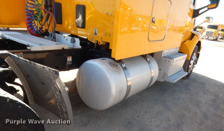 image for item ET9184 2017 Peterbilt 579  semi truck