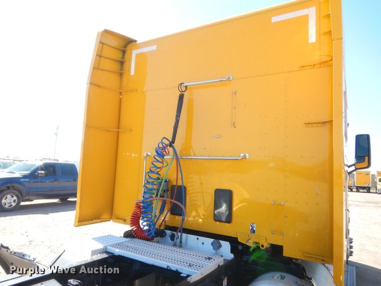 image for item ET9184 2017 Peterbilt 579  semi truck