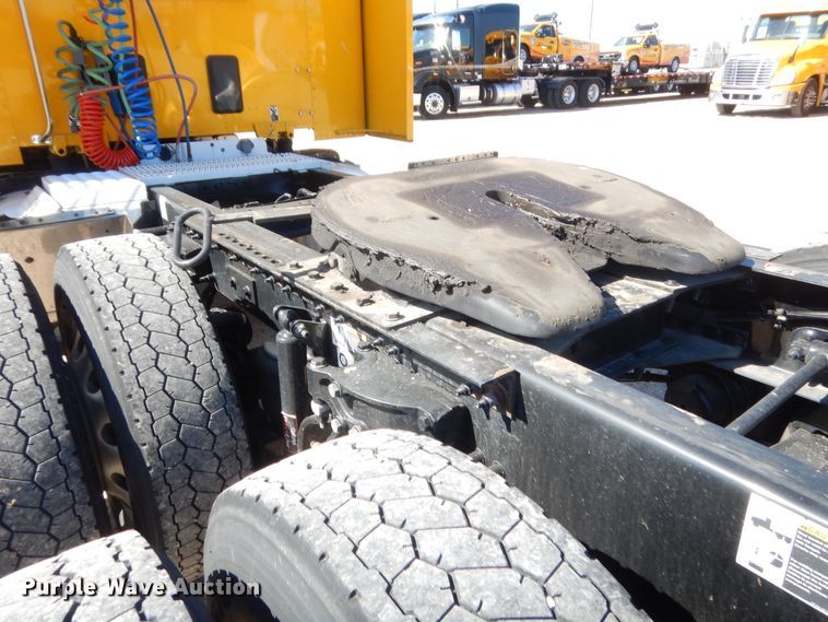 image for item ET9184 2017 Peterbilt 579  semi truck