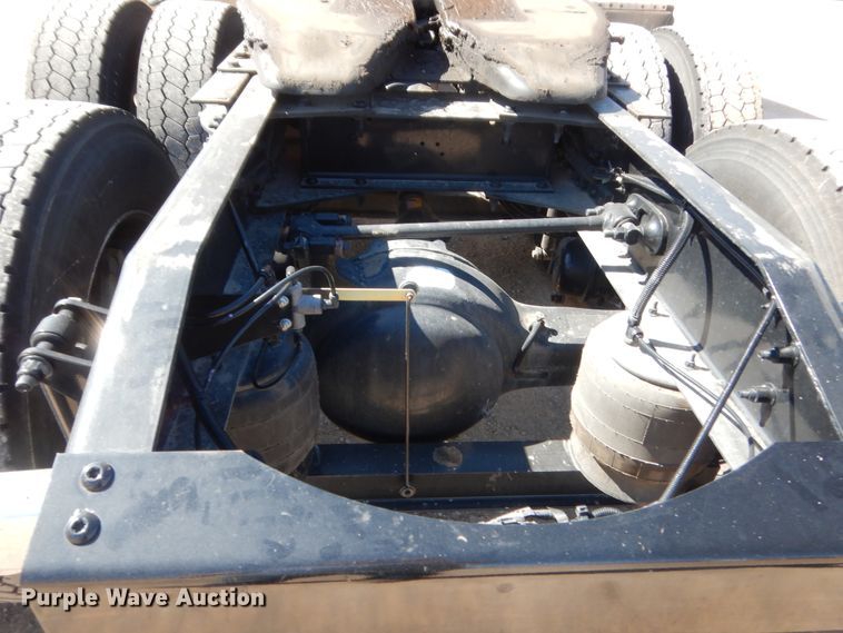 image for item ET9184 2017 Peterbilt 579  semi truck