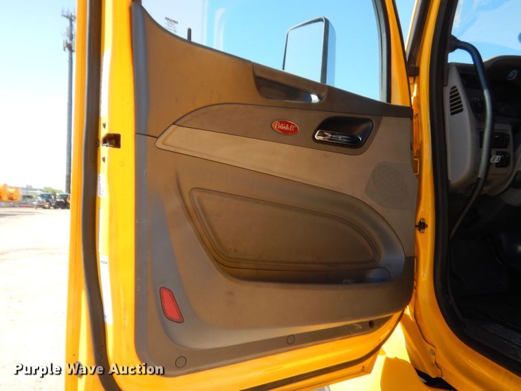 image for item ET9184 2017 Peterbilt 579  semi truck