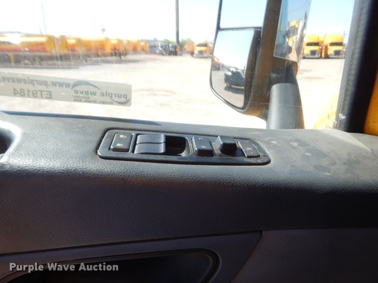 image for item ET9184 2017 Peterbilt 579  semi truck