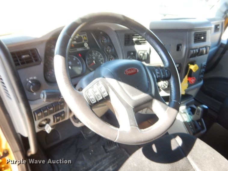 image for item ET9184 2017 Peterbilt 579  semi truck