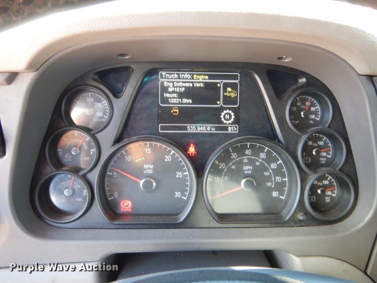 image for item ET9184 2017 Peterbilt 579  semi truck