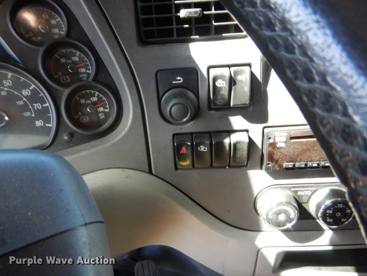 image for item ET9184 2017 Peterbilt 579  semi truck