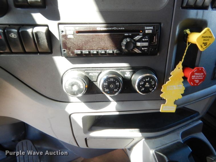 image for item ET9184 2017 Peterbilt 579  semi truck