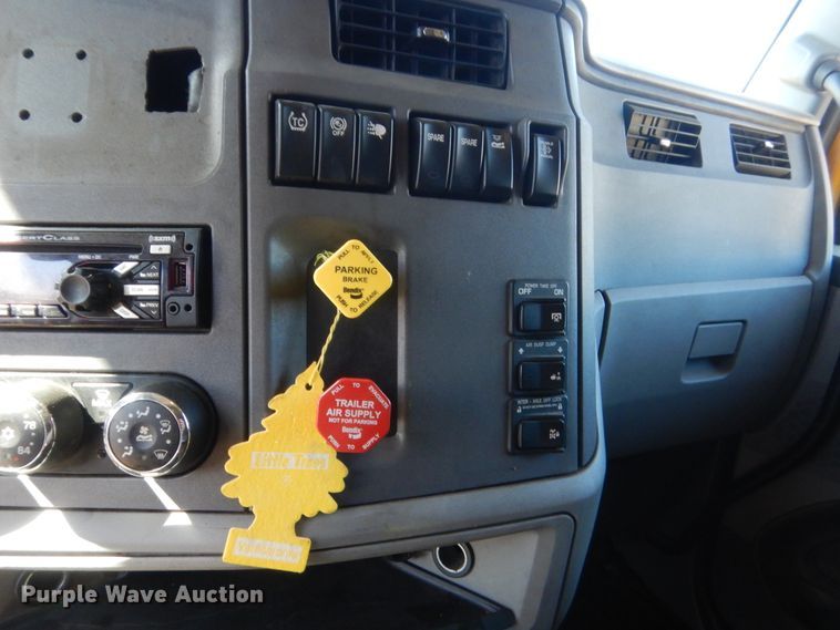 image for item ET9184 2017 Peterbilt 579  semi truck