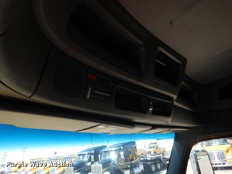 image for item ET9184 2017 Peterbilt 579  semi truck