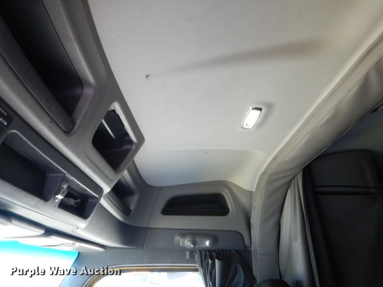 image for item ET9184 2017 Peterbilt 579  semi truck