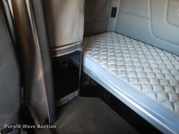 image for item ET9184 2017 Peterbilt 579  semi truck