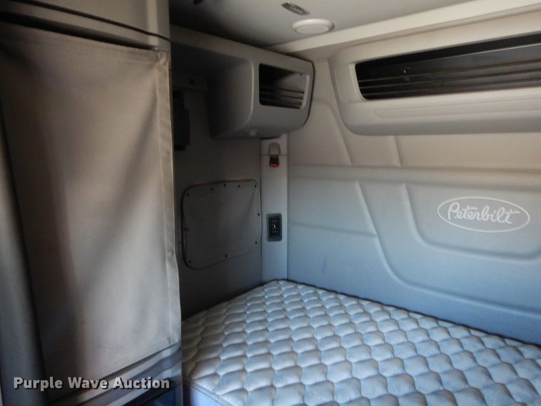 image for item ET9184 2017 Peterbilt 579  semi truck