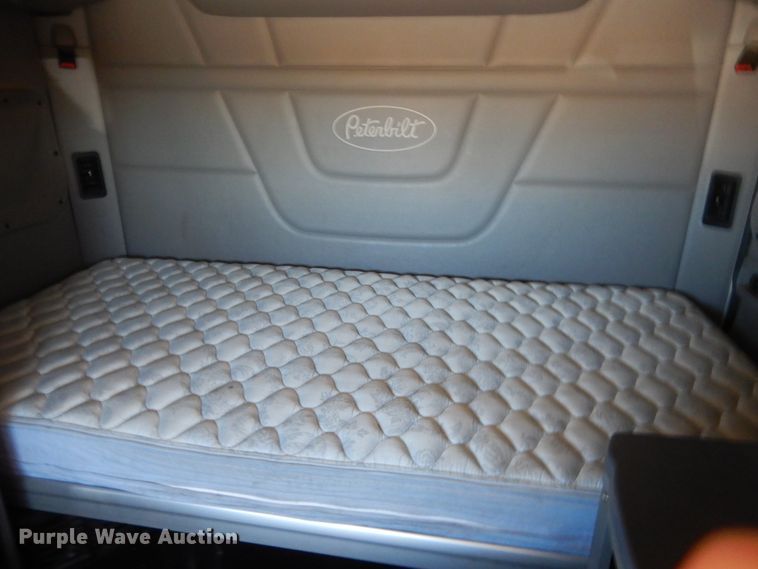 image for item ET9184 2017 Peterbilt 579  semi truck