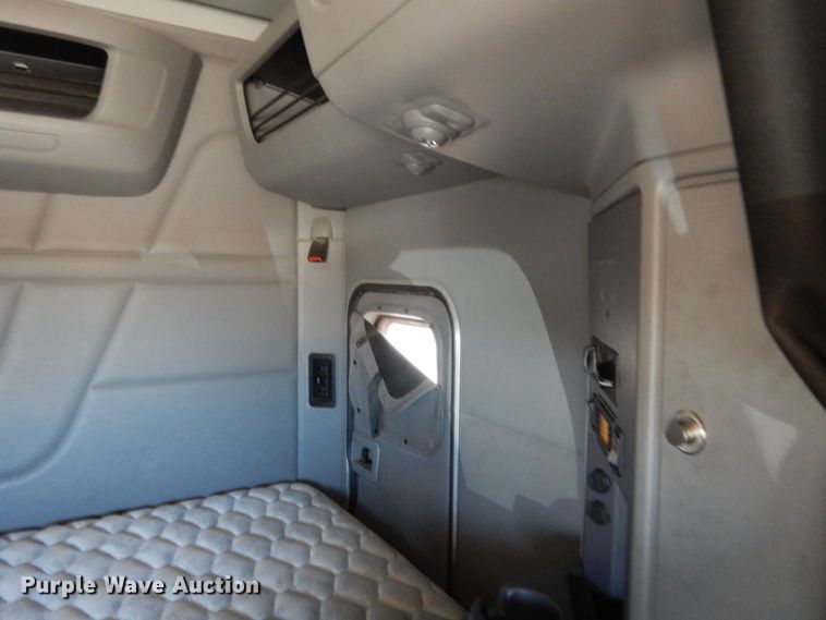 image for item ET9184 2017 Peterbilt 579  semi truck