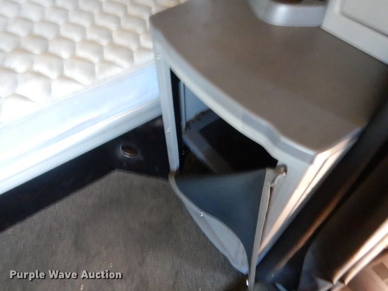 image for item ET9184 2017 Peterbilt 579  semi truck