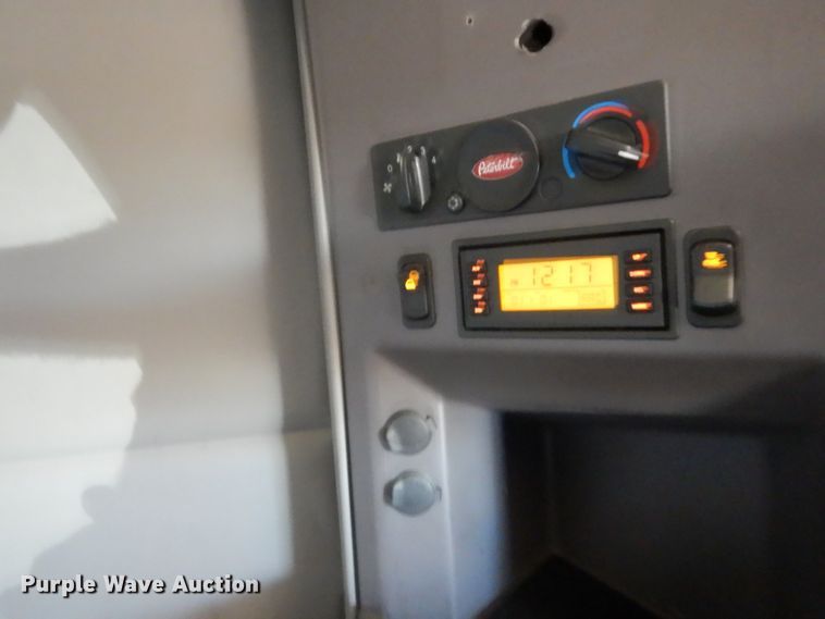 image for item ET9184 2017 Peterbilt 579  semi truck