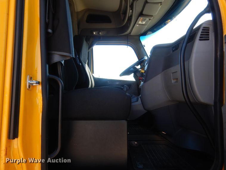 image for item ET9184 2017 Peterbilt 579  semi truck
