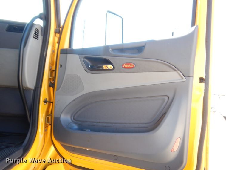 image for item ET9184 2017 Peterbilt 579  semi truck