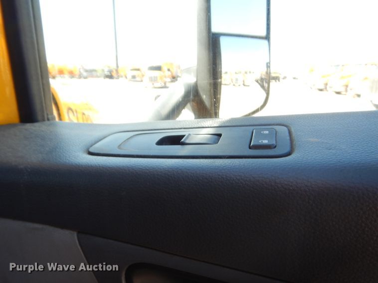 image for item ET9184 2017 Peterbilt 579  semi truck