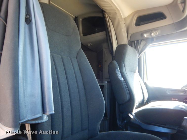 image for item ET9184 2017 Peterbilt 579  semi truck