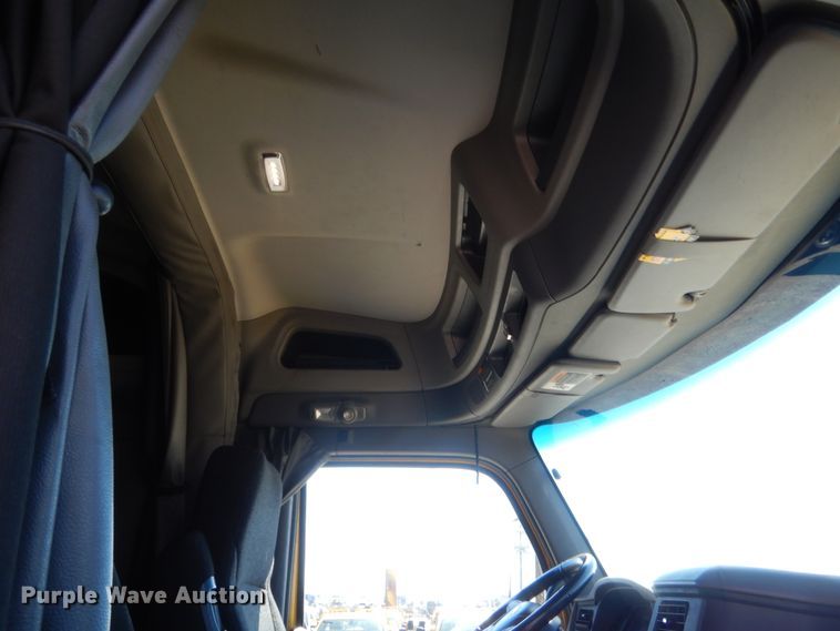 image for item ET9184 2017 Peterbilt 579  semi truck