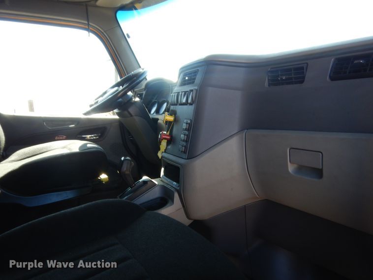 image for item ET9184 2017 Peterbilt 579  semi truck