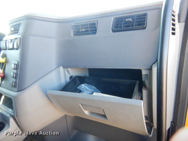 image for item ET9184 2017 Peterbilt 579  semi truck